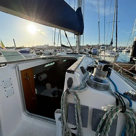 West Sailing 보트호텔 *